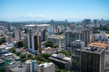 Rio, Brezilya - 10 Mart 2022: Tijuca bölgesinde ticari binalar ve konutlarla dolu yoğun bir kentsel alan manzarası