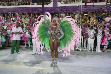 Rio, Brezilya - 22 Nisan 2022: Samba Okul Mangueira sırasında Davul Kraliçesi Evelyn Bastos, Marques de Sapucai Sambadrome 'da düzenlenen