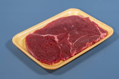 Mavi arka planda kırmızı et ve sarı köpük pano.