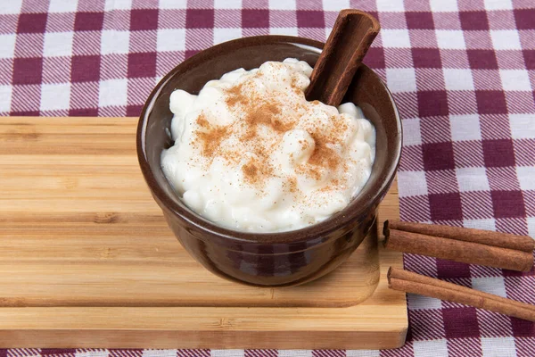 Braziliaanse Zoete Dessert Canjica Witte Maïspap Met Kaneel Kokosnoot Verbruikt — Stockfoto