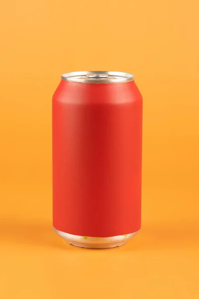 Alluminio Rosso Può Isolato Sfondo Arancione — Foto Stock