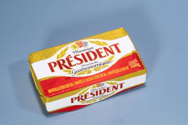 Rio, Brezilya - 20 Mayıs 2022: Mavi arka planda Brezilya marka tereyağı için yakın plan