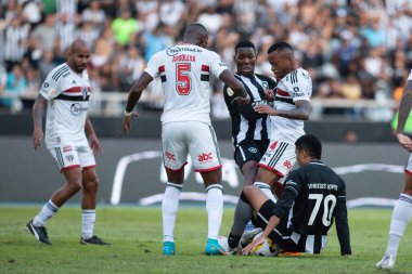 Rio, Brezilya - 16 Haziran 2022: Vinicius Lopes ve Arboleda oyuncusu Botafogo ile Sao Paulo arasında oynanan maçta Nilton Santos Stadyumu 'nda oynanan 12.