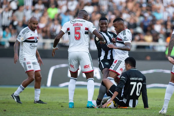 Rio, Brezilya - 16 Haziran 2022: Vinicius Lopes ve Arboleda oyuncusu Botafogo ile Sao Paulo arasında oynanan maçta Nilton Santos Stadyumu 'nda oynanan 12.