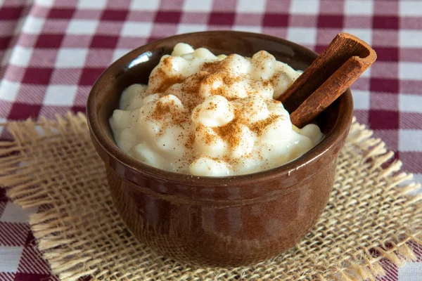 Braziliaanse Zoete Dessert Canjica Witte Maïspap Met Kaneel Kokosnoot Verbruikt — Stockfoto