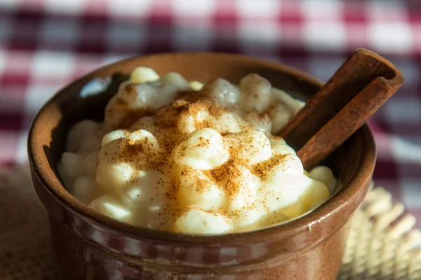 Braziliaanse Zoete Dessert Canjica Witte Maïspap Met Kaneel Kokosnoot Verbruikt — Stockfoto