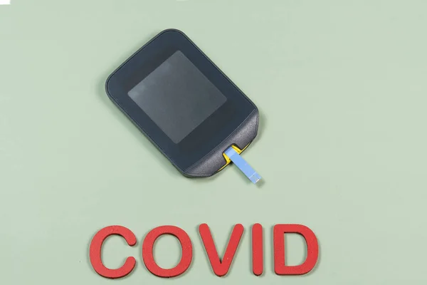 Device Measure Blood Glucose Word Covid Written Green Background — Foto de Stock