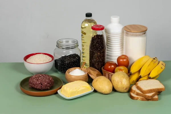 Brasilianischer Grundnahrungskorb Der Aus Produkten Besteht Fleisch Milch Reis Bohnen — Stockfoto