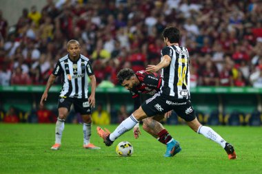 Rio, Brezilya - 13 Temmuz 2022: Igor Rabelo ve Gabriel Barbosa (Gabigol) arasında oynanan maçta Flamengo-Atletico-MG maçı Maracana Stadyumu 'nda oynanan Brezilya Kupası' nda oynanan sekiz rauntluk maçta