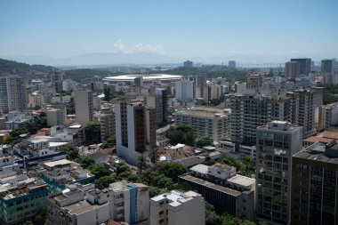 Rio, Brezilya - 10 Mart 2022: Tijuca bölgesinde ticari binalar ve konutlarla dolu yoğun bir kentsel alan manzarası