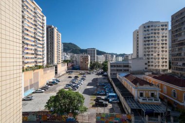 Rio, Brezilya - Temmuz 07, 2022: Rio de Janeiro şehir manzaraları, binaları ve gökyüzünü gösteriyor