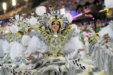 Rio, Brezilya - 22 Nisan 2022: Samba Okulu Sao Clemente, Marques de Sapucai Sambadrome 'da düzenlenen Rio Karnavalı