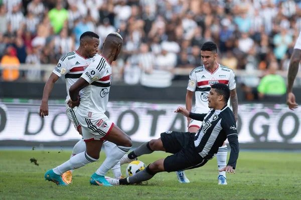 巴西里约热内卢 2022年6月16日 Vinicius Lopes和Arboleda在Nilton Santos体育场举行的第12轮巴西锦标赛中在Botafogo对圣保罗的比赛中的球员 — 图库照片
