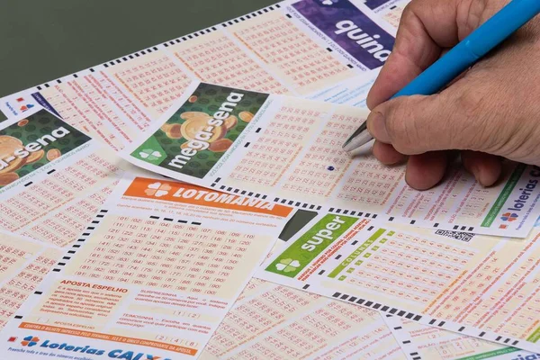 Rio, Brezilya - 20 Temmuz 2022: Brezilya 'daki tek resmi bahis yöntemi olan Caixa Economica Federal Piyango kartını dolduran kişi