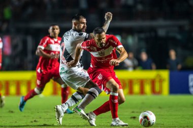 Rio, Brezilya - 28 Temmuz 2022: Juan Quintero3 Anselmo Ramon, Sao Januario Stadyumu 'nda Vasco ile CRB 21. tur Brezilya Şampiyonası B serisi arasında oynanan maçta