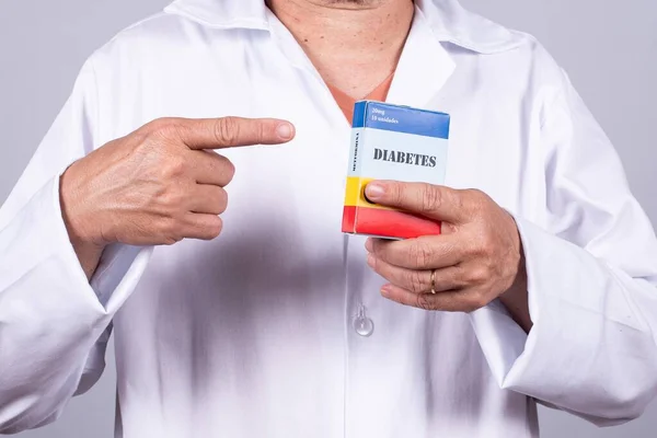 Médico Brasileiro Sênior Jaleco Branco Sem Rosto Segurando Caixa Remédio — Fotografia de Stock