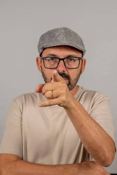 Portrait Mature Businessman Wearing Eyeglasses Gray Background Senior Brazilian Man — Foto de Stock