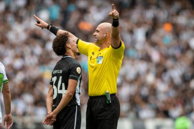 Rio, Brezilya - 20 Ağustos 2022: Jose Mendonca da Silva Junior hakem Botafogo - Amerika MG 26. Turnuva Brezilya Şampiyonası arasında Nilton Santos Stadyumu 'nda oynanan maçta