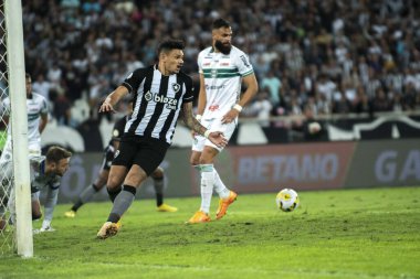 Rio, Brezilya - 17 Eylül 2022: Botafogo ile Coritiba arasındaki maçta Adryelson oyuncusu Nilton Santos Stadyumu 'nda oynanan Brezilya Şampiyonası' nın 17 raundunda karşı karşıya.