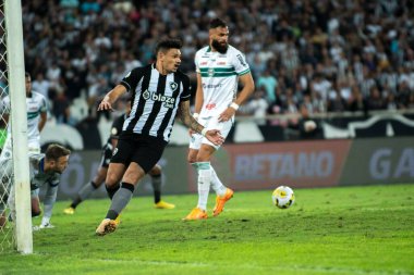 Rio, Brezilya - 17 Eylül 2022: Botafogo ile Coritiba arasındaki maçta Adryelson oyuncusu Nilton Santos Stadyumu 'nda oynanan Brezilya Şampiyonası' nın 17 raundunda karşı karşıya.