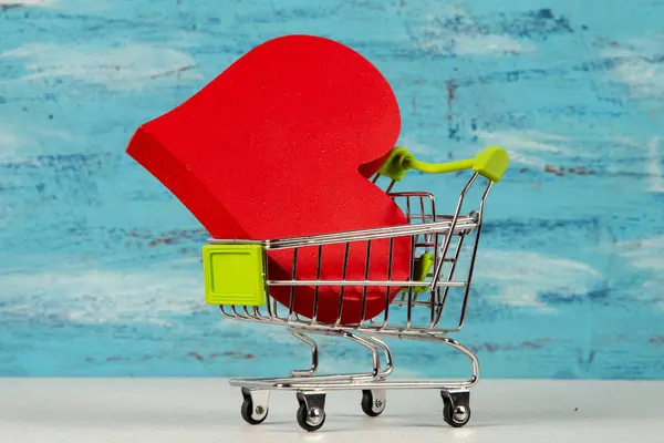 Piros Szív Egy Bevásárlókosárban Elszigetelt Kék Háttér Szerelem Eladó Vásárlási — Stock Fotó