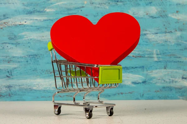Piros Szív Egy Bevásárlókosárban Elszigetelt Kék Háttér Szerelem Eladó Vásárlási — Stock Fotó