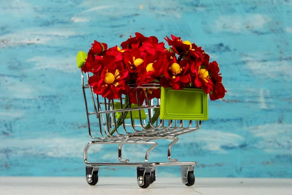 Bevásárlókosár Piros Művirágokkal Kék Háttéren — Stock Fotó