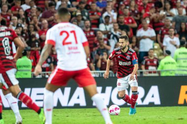 Rio, Brezilya - Ekim 01, 2022 - Everton Ribeiro, Maracana Stadyumu 'nda oynanan 29 rauntluk Brezilya Şampiyonası maçında Flamengo ile Bragantino arasındaki maçta