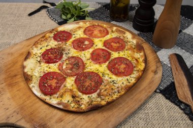 Mozzarella peynirli Napoli Brezilya pizzası ve kekik dilimli domates, üst manzara.