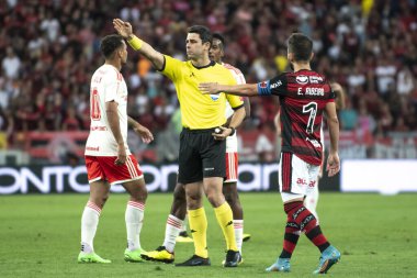 Rio, Brezilya - Ekim 05, 2022 Flavio Rodrigues de Souza hakemi Flamengo ve Internacional arasında oynanan maçta Maracana Stadyumu 'nda oynanan 30 rauntluk Brezilya Şampiyonası maçında