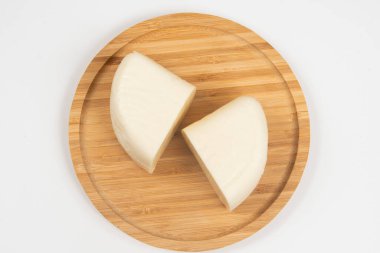 Bambu tepsisinde yarı pişmiş peynir..