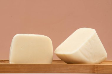 Bambu tepsisinde yarı pişmiş peynir..