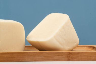 Bambu tepsisinde yarı pişmiş peynir..