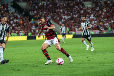 Rio, Brezilya - 15 Ekim 2022 - Ayrton Lucas, Flamengo ile Atletico MG arasında oynanan maçta Brezilya Şampiyonası 'nın 32 raundluk serisi Maracana Stadyumu' nda oynandı.