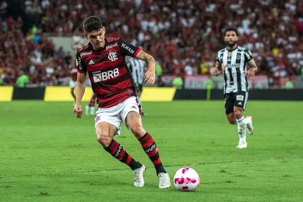 Rio, Brezilya - 15 Ekim 2022 - Ayrton Lucas, Flamengo ile Atletico MG arasında oynanan maçta Brezilya Şampiyonası 'nın 32 raundluk serisi Maracana Stadyumu' nda oynandı.