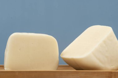 Bambu tepsisinde yarı pişmiş peynir..