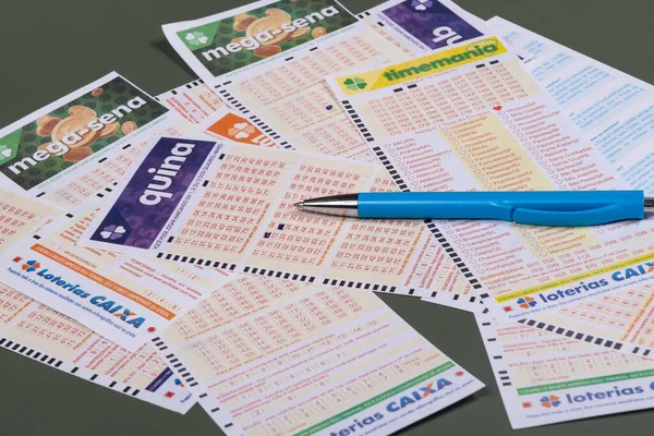 Rio, Brezilya - 20 Temmuz 2022: Brezilya 'daki tek resmi bahis yöntemi olan Caixa Economica Federal Piyango kartını dolduran kişi