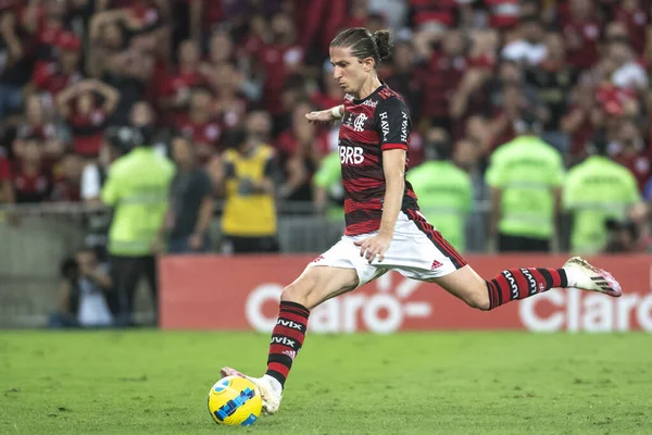 Rio, Brezilya - 19 Ekim 2022: Ayrton Lucas, Maracana Stadyumu 'nda oynanan Brezilya Kupası final maçında Flamengo - Ayrton Lucas ve Filipe Lus arasında oynanan karşılaşmada ikinci tur