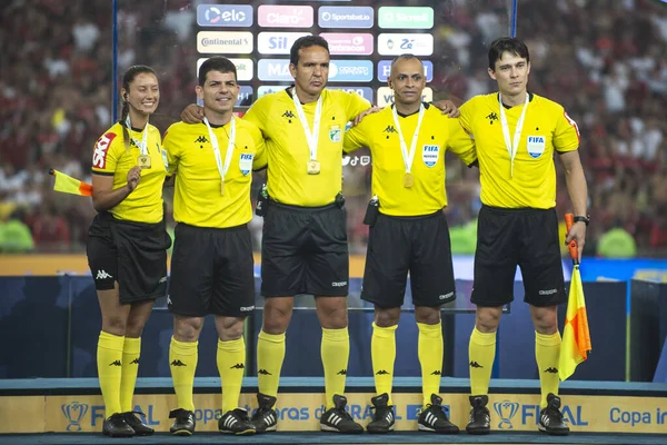 Rio, Brezilya - 19 Ekim 2022: Hakemler Maracana Stadyumu 'nda oynanan Brezilya Kupası final maçında Flamengo ve Corinthians arasında karşılaşacak.