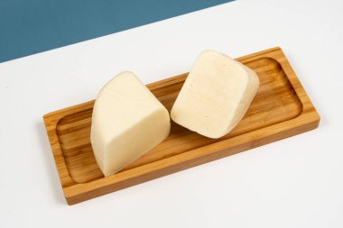 Bambu tepsisinde yarı pişmiş peynir..