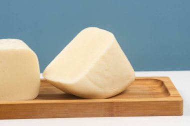 Bambu tepsisinde yarı pişmiş peynir..