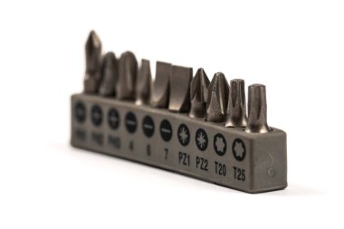 Beyaz arkaplandaki tornavidalar için bit kümesi