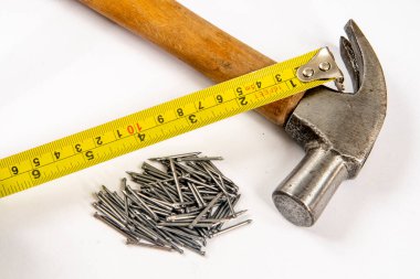 Sarı şerit ölçü ve çekiç beyaz arkaplan