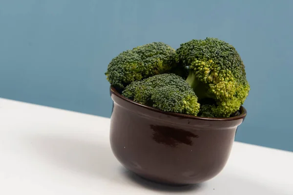 Tencerede Taze Çiğ Brokoli Izole Edilmiş — Stok fotoğraf