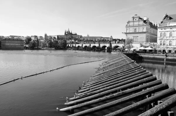 Пражский град над рекой, Прага, Чехия — стоковое фото
