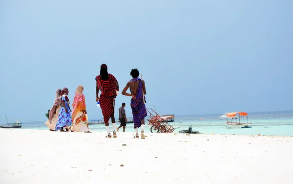 Masai mężczyzn i kobiet muzułmańskich na plaży, zanzibar — Zdjęcie stockowe