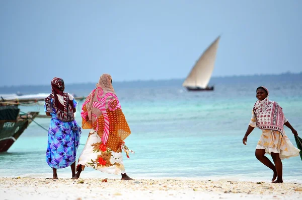 Muzułmańskich kobiet korzystających z plaży, zanzibar — Zdjęcie stockowe