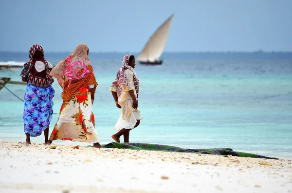 Muzułmańskich kobiet korzystających z plaży, zanzibar — Zdjęcie stockowe