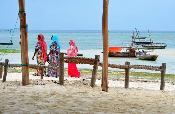 Мусульманських жінок, насолоджуючись пляжем, Занзібар — стокове фото