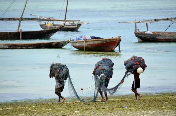 Αλιείς, ανοιχτά της Ζανζιβάρης χωριό, Ζανζιβάρη — Φωτογραφία Αρχείου